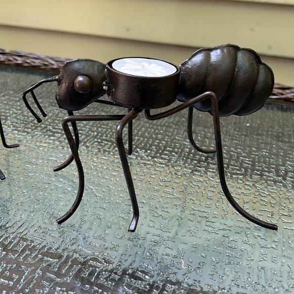 2 Different Sized Metal Ants - Each holds a Tea Light Candle. - Picture 2 of 8
